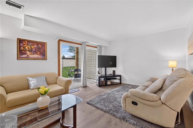 6260 Greenwood Pky 202, Northfield, OH 44067