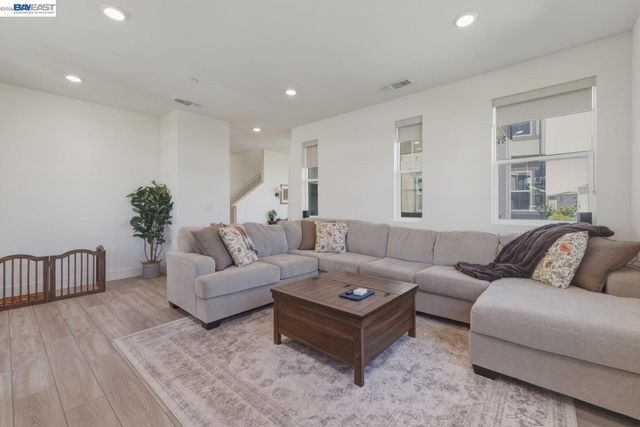 9274 Enterprise Dr, Newark, CA 94560