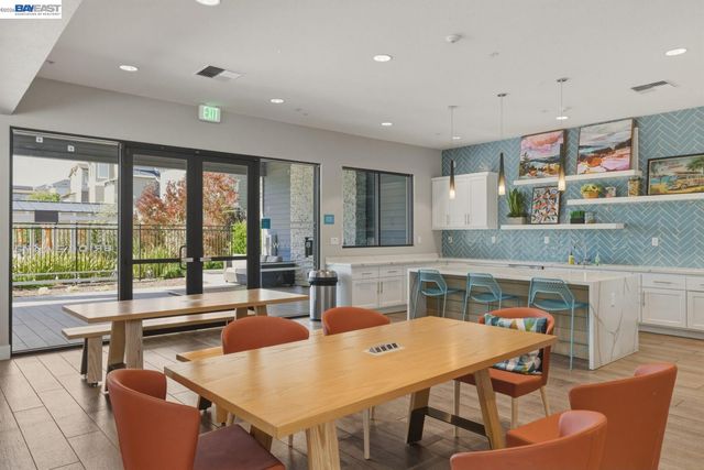 9274 Enterprise Dr, Newark, CA 94560