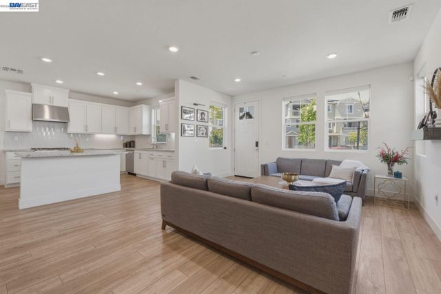 9274 Enterprise Dr, Newark, CA 94560