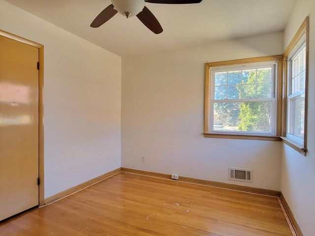 3657 S Taylor COURT, Milwaukee, WI 53207