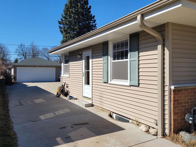 3657 S Taylor COURT, Milwaukee, WI 53207