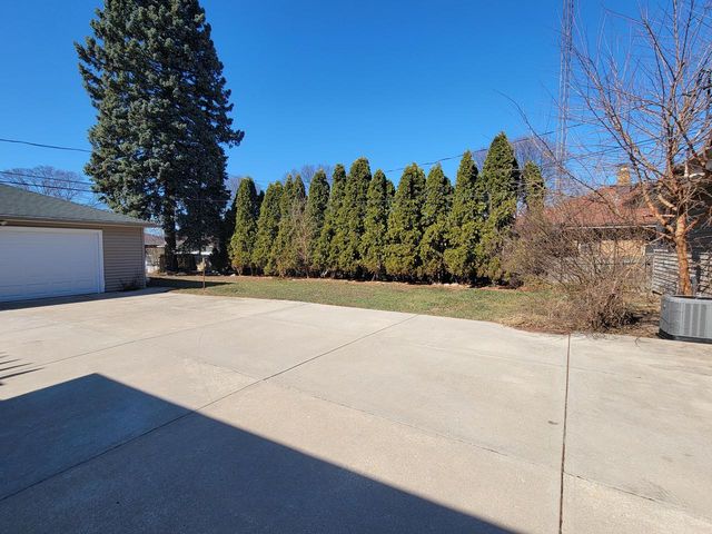 3657 S Taylor COURT, Milwaukee, WI 53207