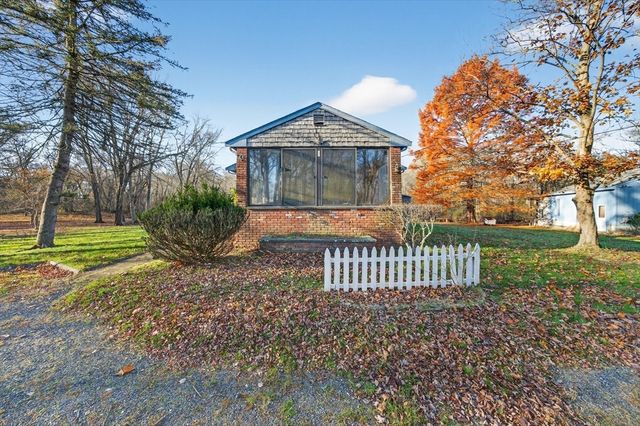 79 Cedar Ave, Swansea, MA 02777