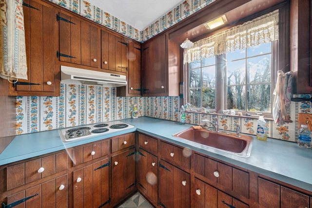 79 Cedar Ave, Swansea, MA 02777