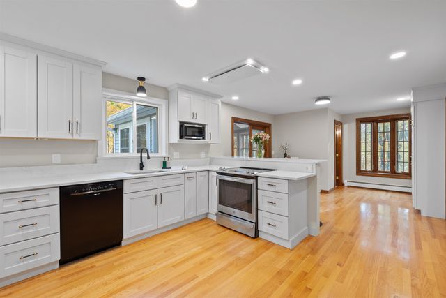60 Cambridge Road, Hampstead, NH 03841