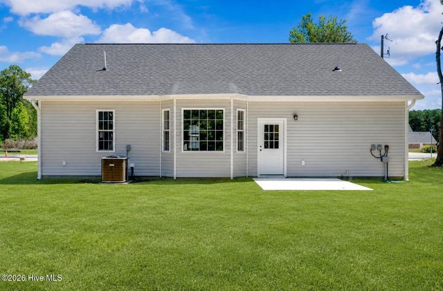 109 W Westbrook Street, Wallace, NC 28466