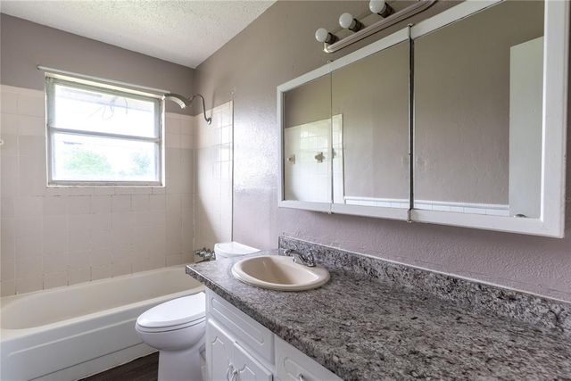 1212 N Janeway Avenue, Moore, OK 73160