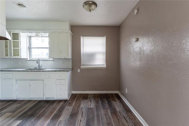 1212 N Janeway Avenue, Moore, OK 73160