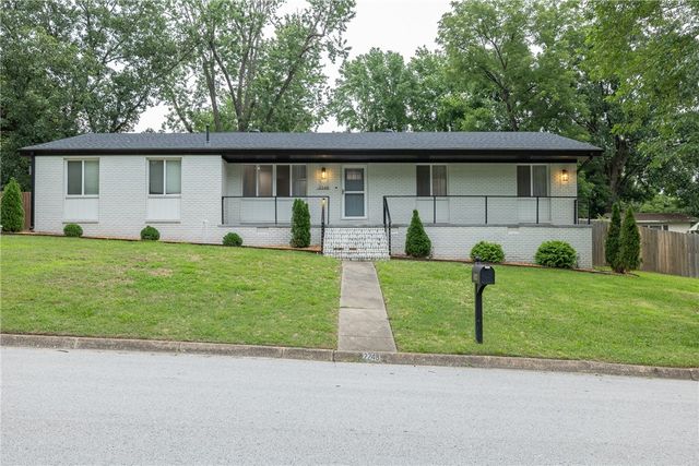 2248 N Hummingbird Lane, Fayetteville, AR 72703