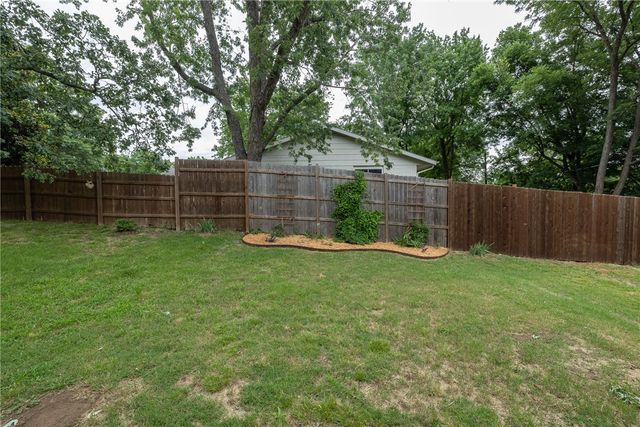 2248 N Hummingbird Lane, Fayetteville, AR 72703