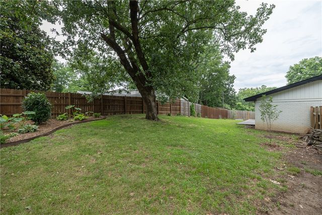 2248 N Hummingbird Lane, Fayetteville, AR 72703