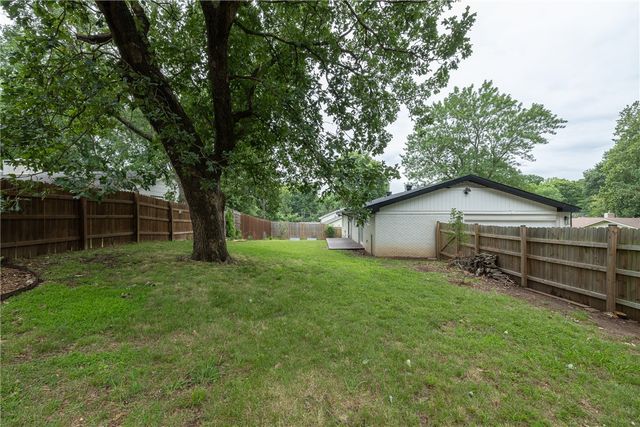 2248 N Hummingbird Lane, Fayetteville, AR 72703