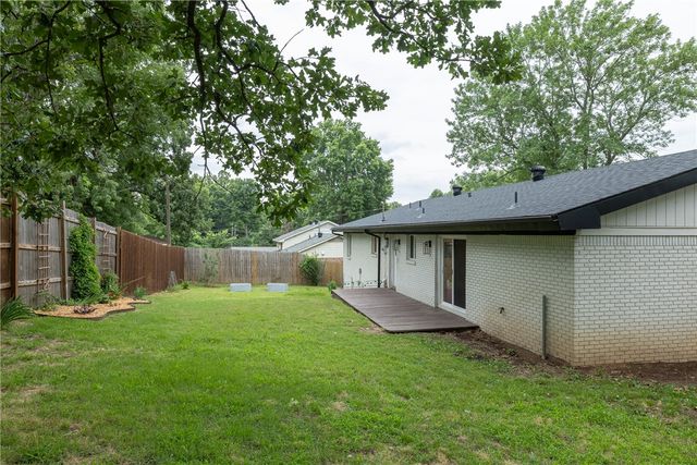 2248 N Hummingbird Lane, Fayetteville, AR 72703