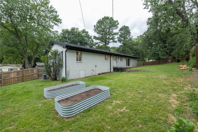 2248 N Hummingbird Lane, Fayetteville, AR 72703