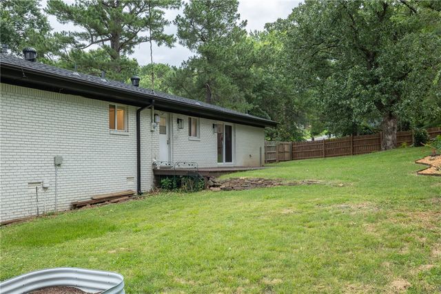 2248 N Hummingbird Lane, Fayetteville, AR 72703