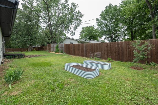 2248 N Hummingbird Lane, Fayetteville, AR 72703