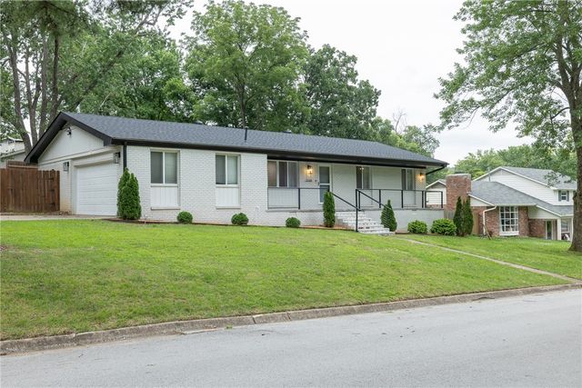 2248 N Hummingbird Lane, Fayetteville, AR 72703