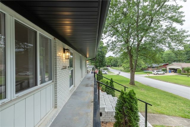 2248 N Hummingbird Lane, Fayetteville, AR 72703