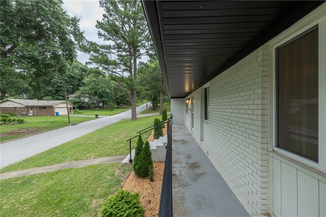 2248 N Hummingbird Lane, Fayetteville, AR 72703