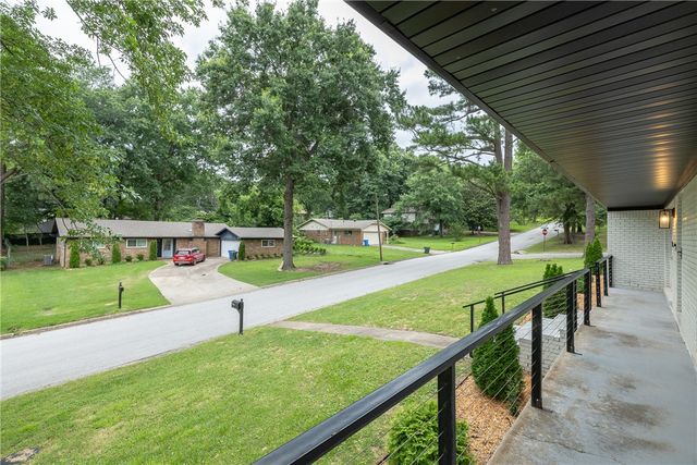 2248 N Hummingbird Lane, Fayetteville, AR 72703