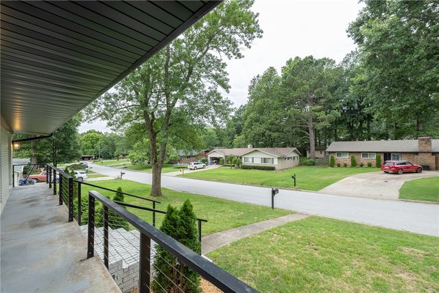 2248 N Hummingbird Lane, Fayetteville, AR 72703