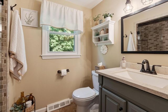 6 Abbot St, Westford, MA 01886