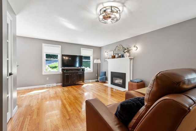 6 Abbot St, Westford, MA 01886