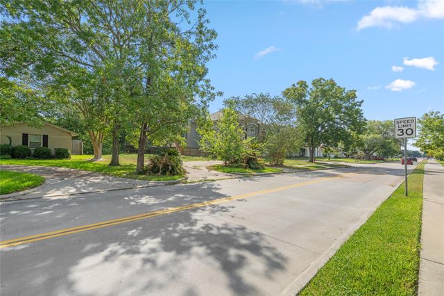 5517 Newcastle Street, Bellaire, TX 77401