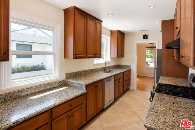 13134 Hartsook Street, Los Angeles, CA 91423