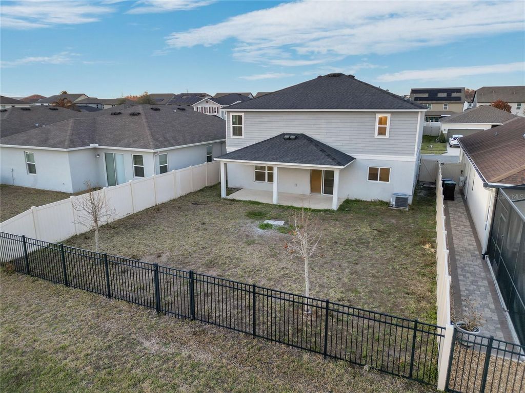 Image 3 of property listing at 13916 RUSHING CREEK RUN, Orlando, FL 32824