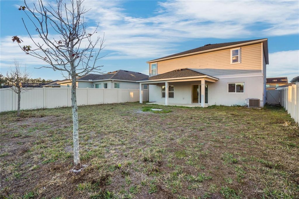 Image 4 of property listing at 13916 RUSHING CREEK RUN, Orlando, FL 32824