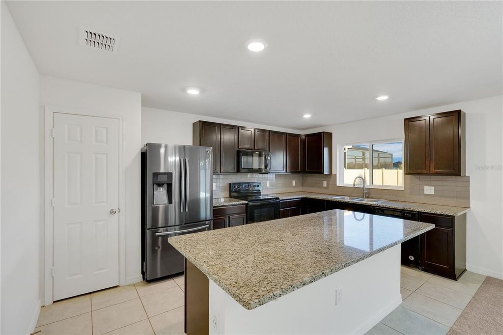 Image 8 of property listing at 13916 RUSHING CREEK RUN, Orlando, FL 32824