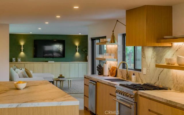 24245 Hatteras, Woodland Hills, CA 91367