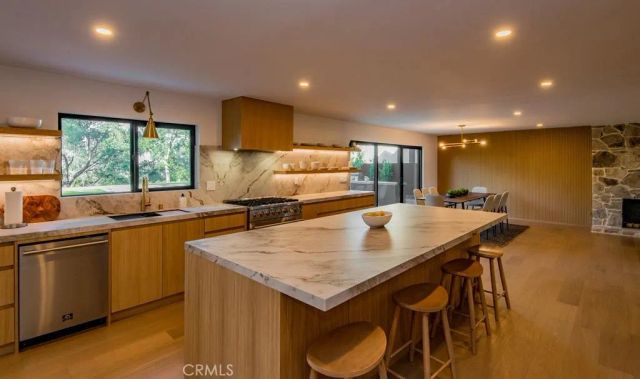 24245 Hatteras, Woodland Hills, CA 91367