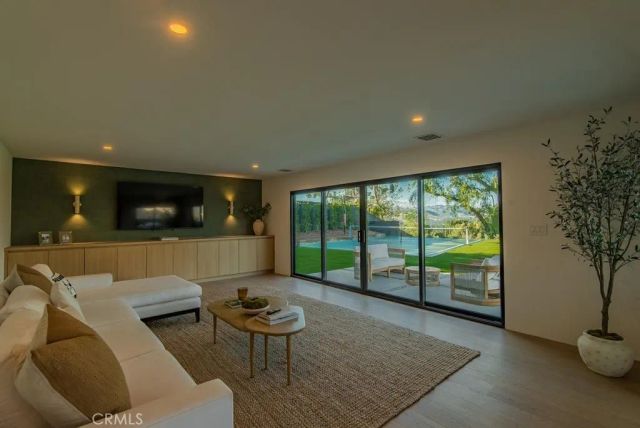 24245 Hatteras, Woodland Hills, CA 91367