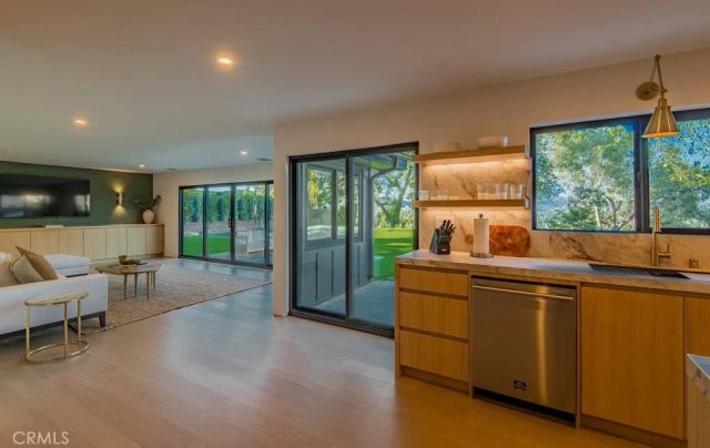 24245 Hatteras, Woodland Hills, CA 91367