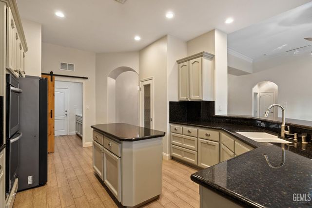 10507 Ashbourne Drive, Bakersfield, CA 93312