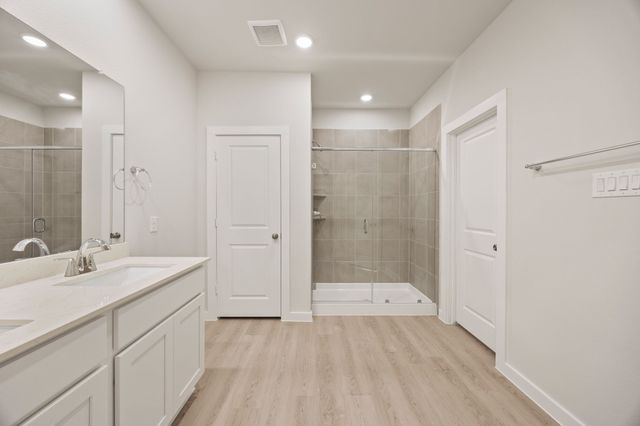 318 Amberville Drive, Red Oak, TX 75154