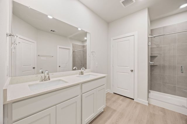 318 Amberville Drive, Red Oak, TX 75154