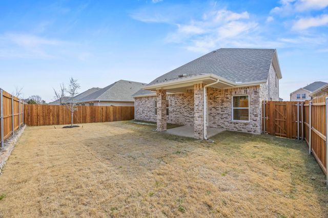 318 Amberville Drive, Red Oak, TX 75154