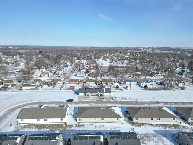 812 Parkside Lane, Charles City, IA 50616