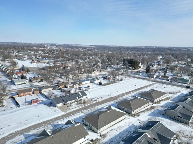 812 Parkside Lane, Charles City, IA 50616