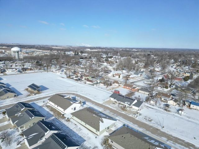 812 Parkside Lane, Charles City, IA 50616