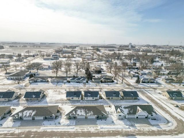 812 Parkside Lane, Charles City, IA 50616