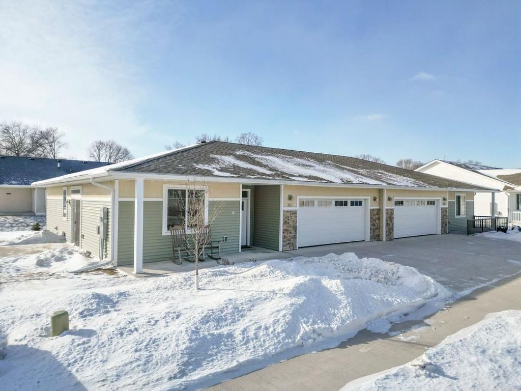 812 Parkside Lane, Charles City, IA 50616