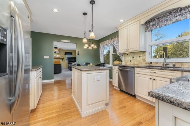 34 Aberdeen Circle, Raritan Twp., NJ 08822