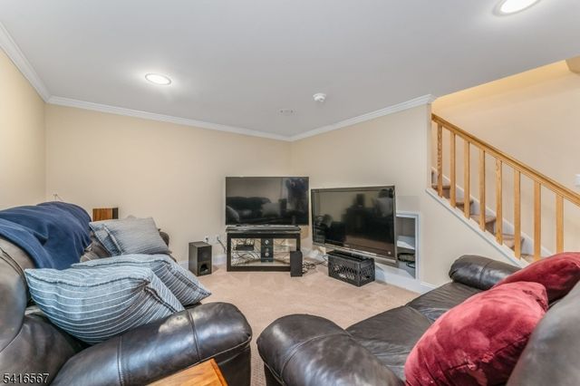 34 Aberdeen Circle, Raritan Twp., NJ 08822