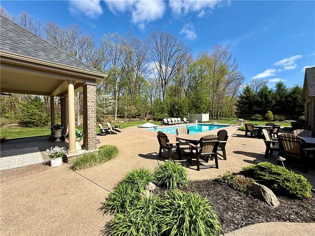 912 Champlain Pl, Adams Twp, PA 15044