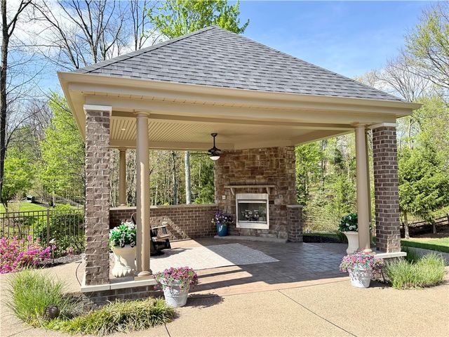 912 Champlain Pl, Adams Twp, PA 15044